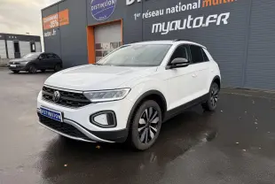 Volkswagen T-Roc blanc pur en 3/4 avant droit, avec jantes alliage 'Zürich' et calandre noire distinctive.