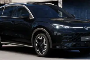 Volkswagen T-Roc noir en 3/4 avant droit, version R-Line 2026 avec attelage et signature lumineuse LED.