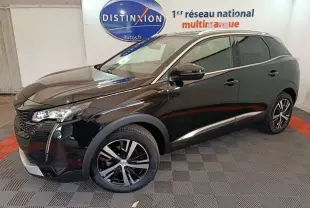 Peugeot 3008 PureTech 130 GT noir vue de profil droit en intérieur avec jantes alliage et toit chromé.