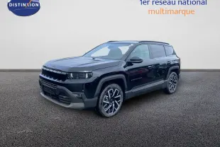 Jeep Compass MHEV 145ch Summit noir Vulcano métal, vue 3/4 avant droit sur fond neutre.