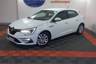 Renault Mégane Business Blue dCi 115 EDC blanche vue en 3/4 avant droit dans un showroom avec éclairage intérieur.