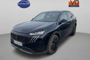 Peugeot 3008 Hybrid noir en 3/4 avant droit, avec calandre distinctive et jantes alliage noires de 19 pouces.