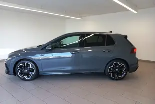 Profil gauche d'une Volkswagen Golf 1.5 eTSI 150 DSG7 R-Line Edition gris dauphin avec jantes noires et détails sportifs.