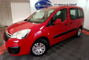 Citroën Berlingo BlueHDi 75 rouge vu en 3/4 avant droit dans un garage avec logo Distinxion en arrière-plan