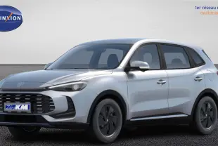 MG ZS 2025 Cosmic Silver en 3/4 avant droit, avec calandre noire et jantes noires aérodynamiques.