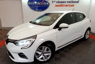 Renault Clio Business Blue dCi 85 blanche vue en 3/4 avant droit avec phares LED allumés en intérieur showroom.