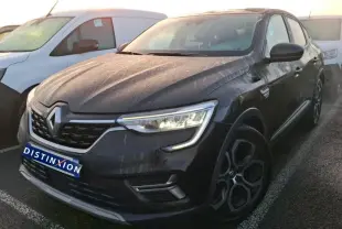 Renault Arkana 1.6 E-Tech hybride noir métal vu en 3/4 avant droit, avec feux allumés et jantes spécifiques.