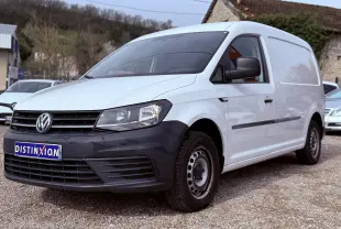 Volkswagen Caddy Maxi Long blanc vue 3/4 avant droit sous abri avec calandre noire et jantes acier.
