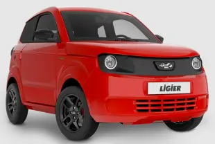 Vue 3/4 avant droite de la Ligier Myli 0.5 REVO D+ MAX rouge avec jantes alu noires et calandre noire distinctive.