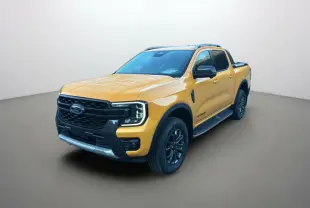Ford Ranger 2025 Cyber orange en 3/4 avant droit, avec calandre noire et barres de toit visibles.