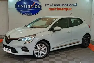 Renault Clio Business TCe 90 blanche vue 3/4 avant droit en intérieur avec jantes différentes avant et arrière.