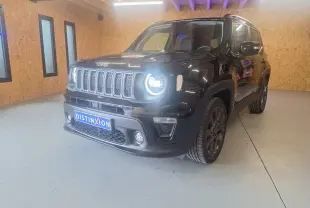 Jeep Renegade noir en 3/4 avant droit, phare allumé, posé dans un intérieur avec murs en bois clair.