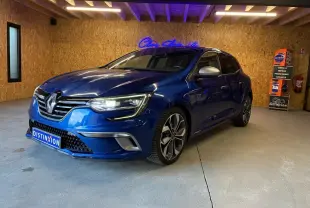 Renault Mégane 1.7 BlueDCI 150 GT Line bleu vue 3/4 avant droit en intérieur avec jantes alliage et phares allumés.