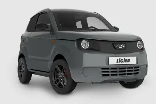 Vue 3/4 avant d'une LIGIER Myli gris clair avec jantes alu noires et vitres arrière surteintées.