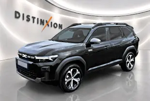 SUV Dacia Bigster noir en 3/4 avant droit, avec jantes alliage diamantées et barres de toit visibles en showroom.