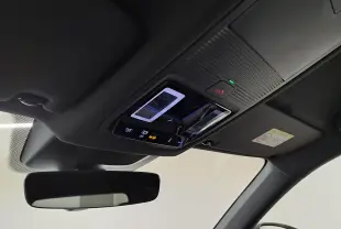 Vue de profil droit du Skoda Kodiaq gris argent 2025 avec jantes alliage 20 pouces et toit noir contrasté.