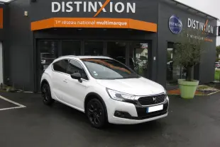 DS4 CROSSBACK blanc vue 3/4 avant droit, calandre noire et jantes alliage sombres, devant concession Distinxion.