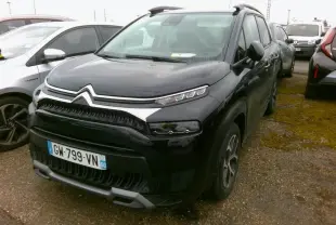 Citroën C3 Aircross noir vue 3/4 avant droit, avec calandre distinctive et jantes alliage 16 pouces.