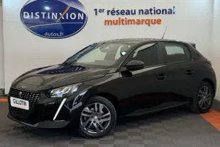 Peugeot 208 noir vue en 3/4 avant droit, avec calandre distinctive et jantes alliage foncé.