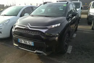 Citroën C3 Aircross noir vue 3/4 avant droit, avec jantes alliage et barres de toit noires brillantes.