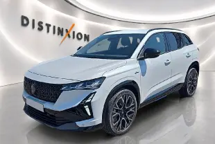 Renault Austral blanc nacré en 3/4 avant droit avec jantes noires et toit noir brillant dans un showroom lumineux.