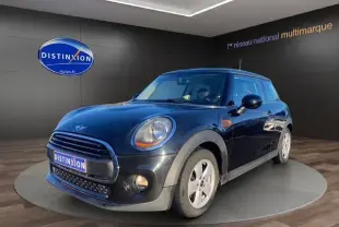 Vue 3/4 avant droite d'une MINI One D 95 3 portes noire, avec jantes argentées et calandre chromée, en showroom.