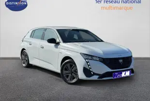 Peugeot 308 blanc Okénite vue 3/4 avant droit, avec calandre noire et feux LED verticaux distinctifs.