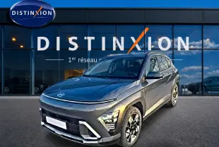 Hyundai Kona 2025 gris ecotronic en 3/4 avant droit, avec jantes alliage et feux LED distinctifs.