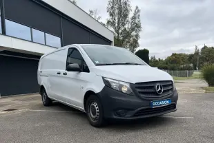 Mercedes Vito Fourgon blanc en 3/4 avant droit, avec pare-chocs noir mat et plaque "OCCASION" visible.