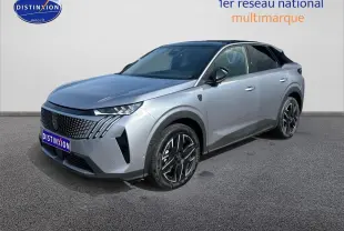 Peugeot 3008 gris Artense vue 3/4 avant droit, avec calandre distinctive et jantes alliage noires.