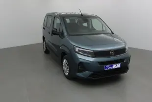 Vue 3/4 avant d'un Opel Combo Life bleu Kiama avec calandre noire et plaque Zero KM dans un studio.