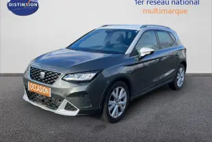 SEAT Arona gris magnétique en vue 3/4 avant droit, avec jantes alliage et rétroviseurs blancs contrastants.