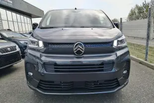 Vue de face d'un Citroën Jumpy Cabine Approfondie gris titane, avec calandre noire et phares LED distinctifs.