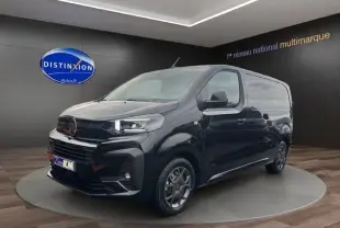 Vue 3/4 avant droite du Citroën Jumpy noir 2025, van utilitaire avec jantes spécifiques et calandre marquée.