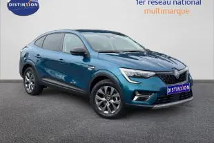 Renault Arkana bleu Zanzibar en 3/4 avant droit, SUV hybride avec calandre noire et jantes alliage grises.