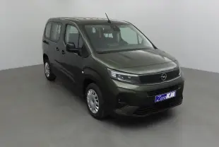 Opel Combo Life vert Sirkka en 3/4 avant droit, fourgon compact avec calandre noire et jantes acier.