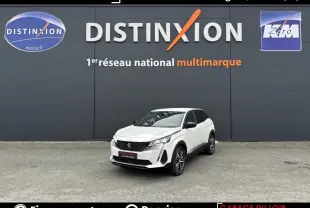 Peugeot 3008 blanc vue 3/4 avant droit, avec calandre noire et jantes alliage distinctives.