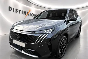 Peugeot 3008 gris titane en 3/4 avant droit, avec calandre noire et phares LED distinctifs.