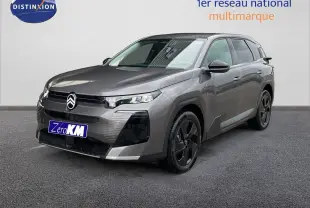 Citroën C5 Aircross Hybrid gris platinium métal en 3/4 avant droit, avec jantes noires et calandre distinctive.