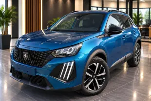 Peugeot 2008 2025 bleu obsession en 3/4 avant droit, avec calandre noire et feux LED verticaux distinctifs.