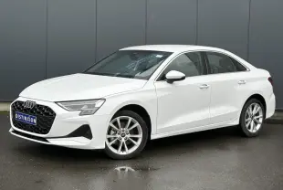 Audi A3 Berline blanc Arkona vue 3/4 avant droit, jantes alliage 17 pouces et calandre hexagonale noire.