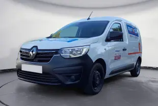Vue 3/4 avant droite du Renault Express Van blanc de 2023 avec marquage publicitaire Rent A Car sur la porte latérale.