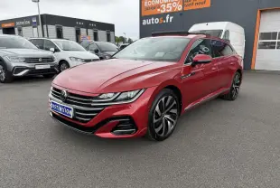 Volkswagen Arteon Shooting Brake rouge Roi vue 3/4 avant droit avec jantes alliage noir diamanté sur parking.