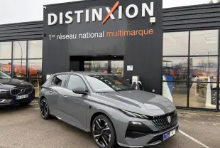 Peugeot 308 gris selenium vue 3/4 avant droit, calandre noire distinctive et jantes alliage bi-ton.