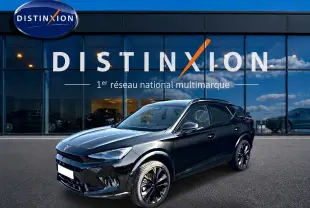 Vue 3/4 avant droite d'un CUPRA Formentor noir 2026 avec jantes noires et détails cuivrés, devant une vitrine Distinxion.