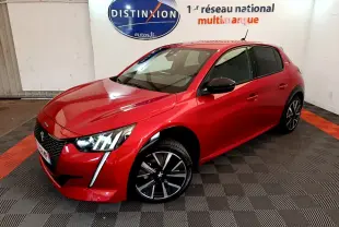 Peugeot 208 rouge vue en 3/4 avant droit, avec jantes noires et signature lumineuse LED verticale.