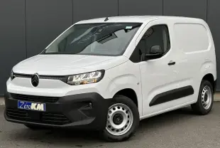 Citroën Berlingo Van blanc Icy en 3/4 avant droit avec pare-chocs noir et jantes tôles grises.