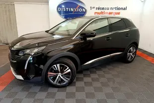 Peugeot 3008 noir vue 3/4 avant droit dans un showroom avec jantes alliage et toit contrasté blanc.
