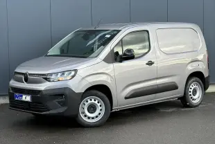 Vue 3/4 avant droit du Citroën Berlingo Van gris Artense avec jantes tôles et pare-chocs noirs.