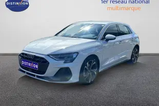 Audi A3 Sportback blanc Ibis vue 3/4 avant droit avec jantes S-Line et calandre noire distinctive.